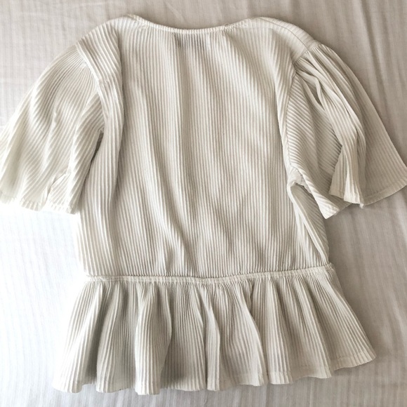 Cropped V-necked Blouse in White🕊✨ - Picture 3 of 11